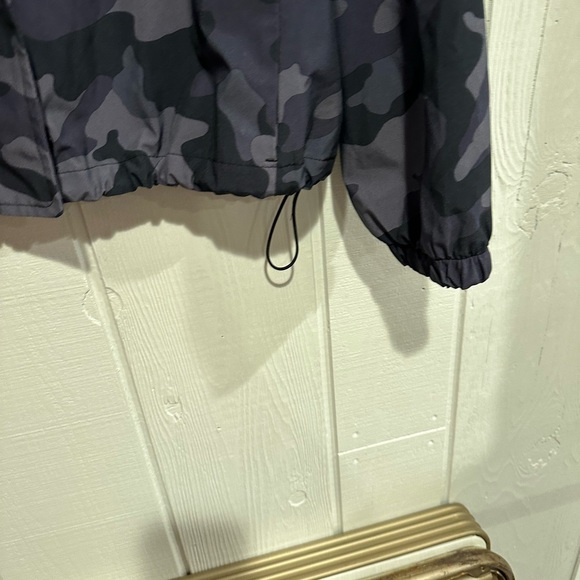 Old Navy Lightweight Water Resistant Jacket - Picture 3 of 10